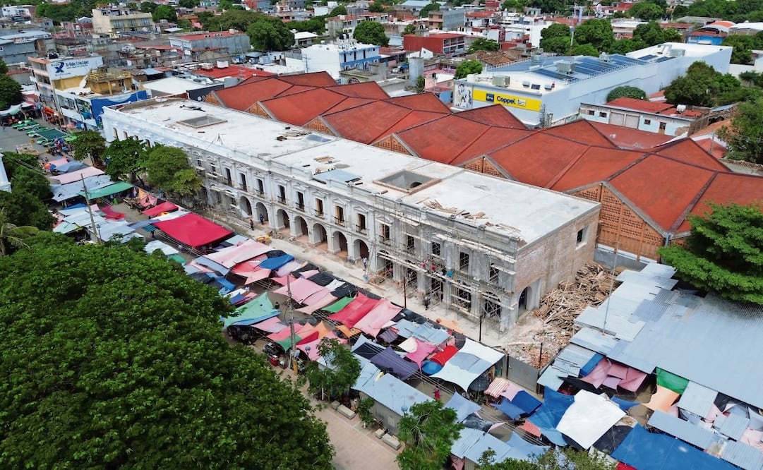 En Juchitán, cerca de 300 comerciantes aún venden sus productos en puestos ambulantes, a un costado del Palacio Municipal, el cual sigue en reconstrucción. Foto: Rusvel Salgado / EL UNIVERSAL