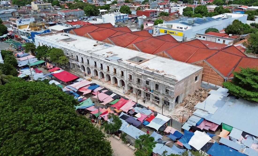 En Juchitán, cerca de 300 comerciantes aún venden sus productos en puestos ambulantes, a un costado del Palacio Municipal, el cual sigue en reconstrucción. Foto: Rusvel Salgado / EL UNIVERSAL