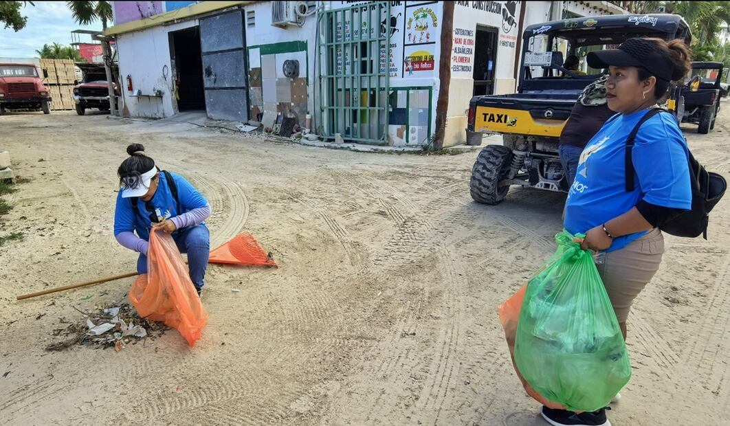 Una vez al mes pobladores voluntarios, estudiantes y comerciantes participan en cuadrillas de limpieza para recolectar basura en la isla de Holbox, Quintana Roo. Foto: Adriana Varillas/EL UNIVERSAL