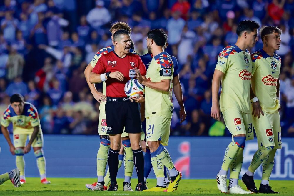 Pese a constantes reclamos, defienden el trabajo de los silbantes. Foto: de IMAGO7