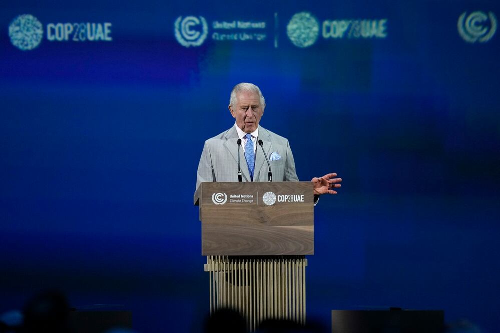 El rey Carlos III, durante una ceremonia de apertura en la Cumbre Climática de la ONU COP28, el viernes 1 de diciembre de 2023, en Dubai, Emiratos Árabes Unidos. Foto: AP