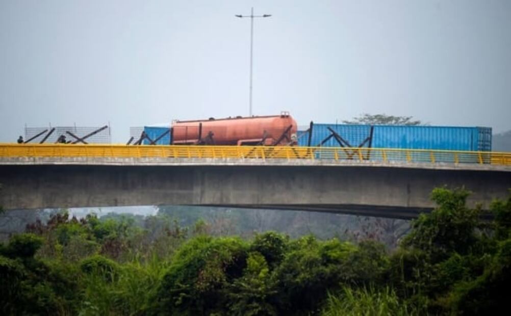 Autoridades venezolanas bloquean puente fronterizo con Colombia