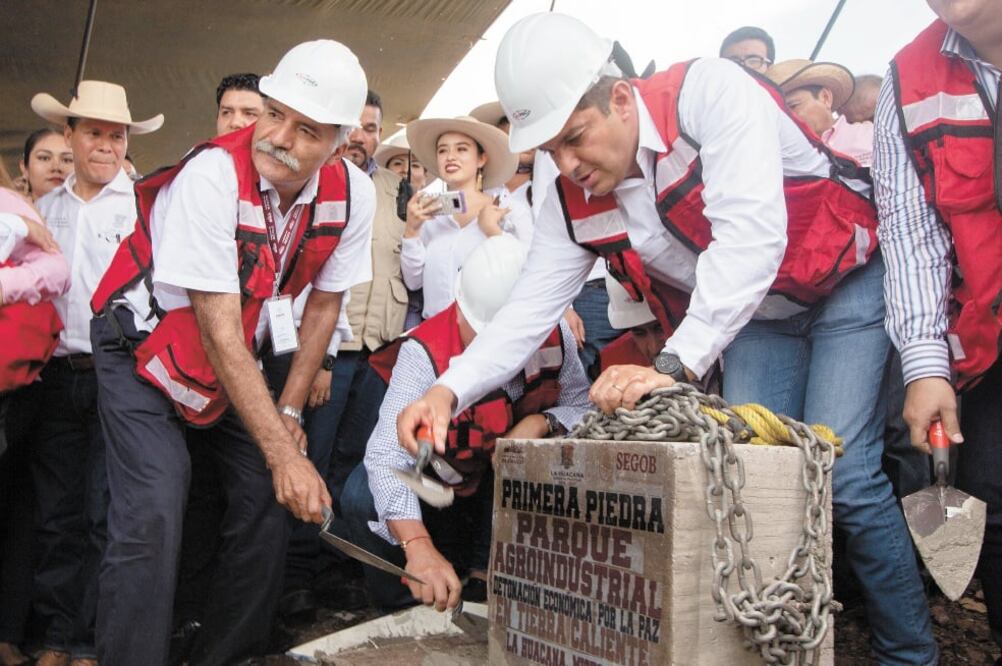 Ricardo Peralta Saucedo, subsecretario de Gobernación, colocó la primera piedra del Parque Agroindustrial en La Huacana, acompañado de José Manuel Mireles (izq.), exlíder de autodefensas en Michoacán. Foto/CHARBELL LUCIO. EL UNIVERSAL