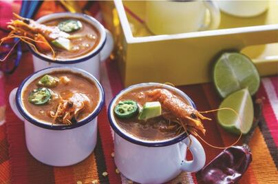 Prepara este rico caldito de camarón, es perfecto para combatir el frío