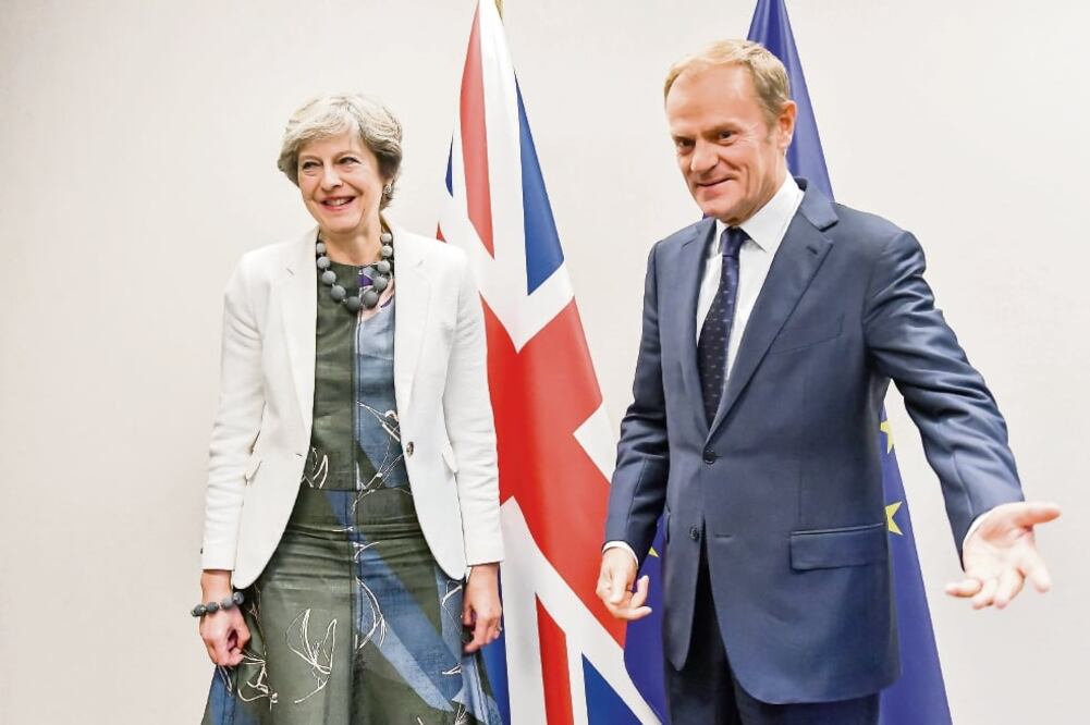 La primera ministra británica, Theresa May, y el presidente del Consejo de Europa, Donald Tusk, se reunieron ayer en el marco de la cumbre de la UE (REUTERS)