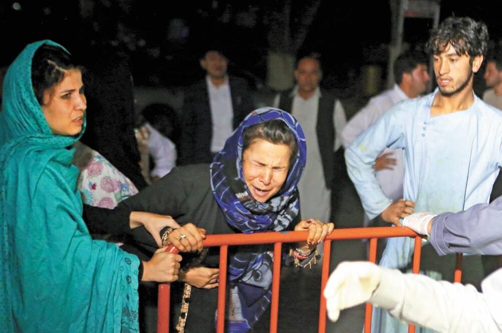 Una afgana llora la muerte de su esposo en el atentado realizado en un boda en Kabul, Afganistán. Sobrevivientes aseguraron que la explosión ocurrió cerca del escenario donde estaban los músicos, los jóvenes y los niños. Foto/JAWAD JALALI. EFE
