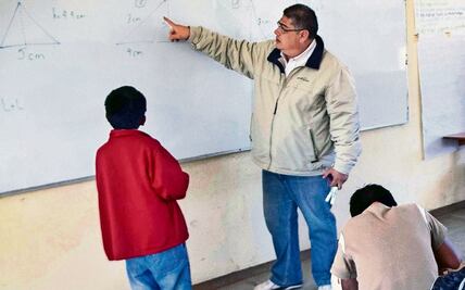 Maestros recibirán aumento del 8.8% en "cheque" de pago