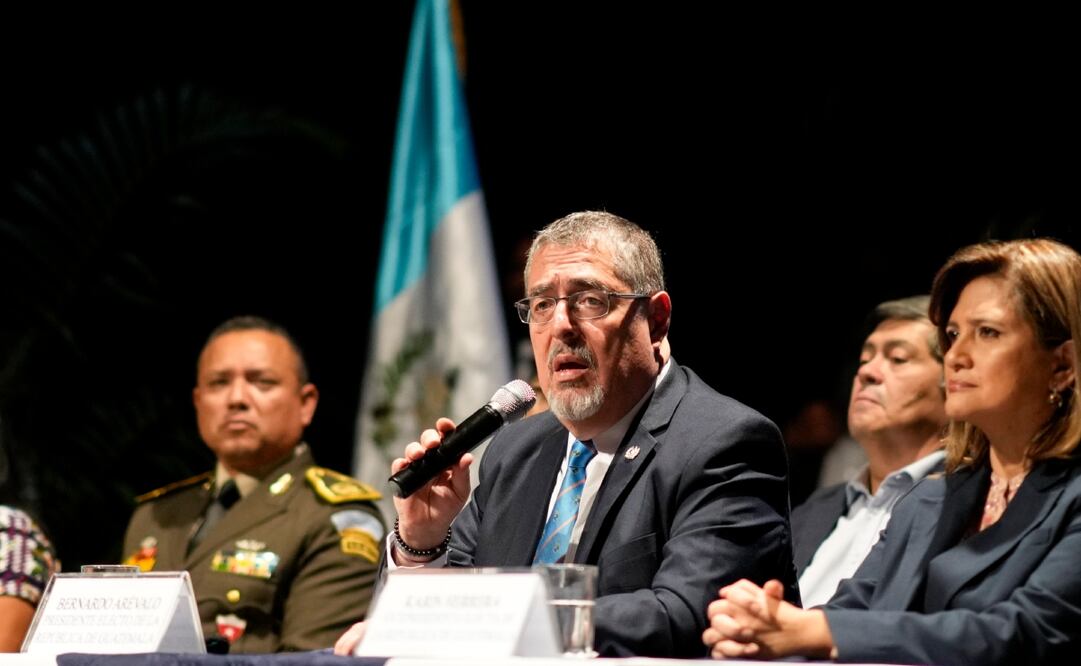 El presidente electo de Guatemala, Bernardo Arévalo, al centro, y su vicepresidenta electa, Karin Herrera, a la derecha, dan una conferencia de prensa con su gabinete ministerial el 8 de enero de 2024. Foto: AP