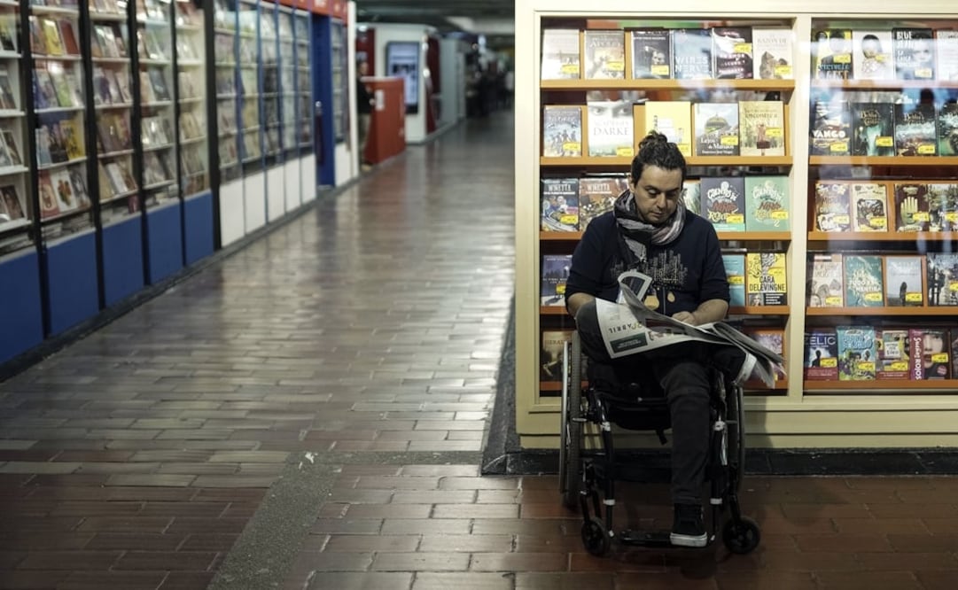 Un hombre hojea un periódico en una feria del libro. Foto: Xinhua/Alejandro Ayala