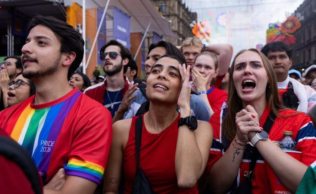 "Va a perder Haaland, no puede ser, primero México y luego a mi Haaland", lamentó una jovencita. | Foto: Hugo Salvador.