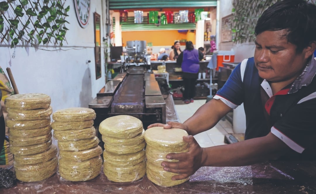 Empresarios indican que 92% de los mexicanos consume el alimento que se hace en tortillería, 2% de las tiendas de autoservicio y 4% desarrolla el autoconsumo del alimento hecho a mano. Foto: Luis Camacho/ EL UNIVERSAL