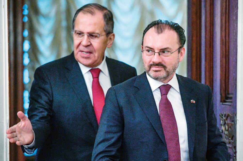 El canciller Luis Videgaray (der.) realizó una gira de trabajo por Rusia para fortalecer el diálogo entre ambas naciones, así como la cooperación en distintos ámbitos. En esa nación se reunió con su homólogo, Serguéi Lavrov. (ALEXANDER NEMENOV. AFP)