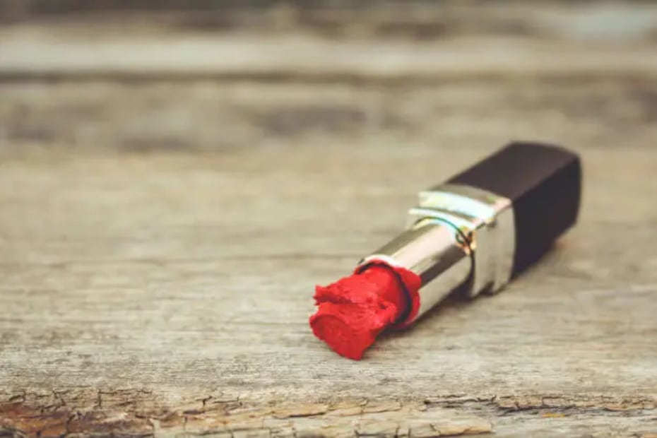 Los labiales en barra en mal estado presentan extura grumosa y cambio de color. Foto: Unsplash