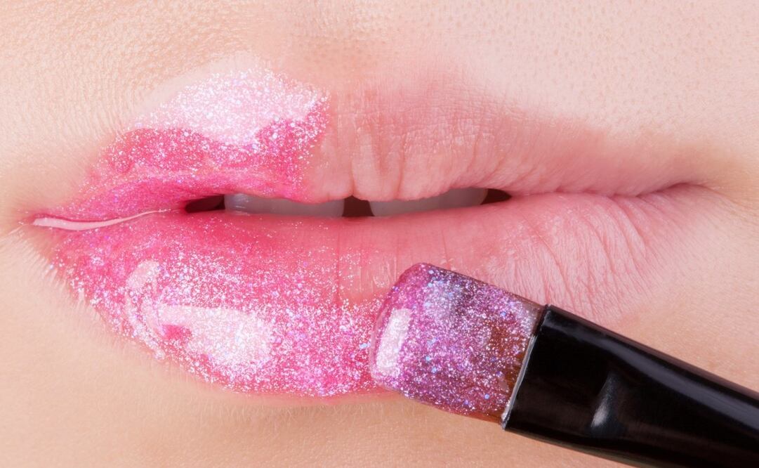Llena tus labios de brillo. Foto: Istockphoto