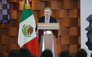 Reaparece Juan Ramón de la Fuente en reunión con embajadores; condena acciones unilaterales de EU vs Venezuela