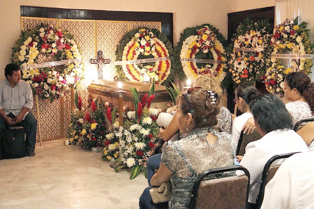 Familiares y amigos de los periodistas se congregaron ayer en los funerales, donde externaron sus condolencias a los deudos (LUMA LÓPEZ. EL UNIVERSAL)