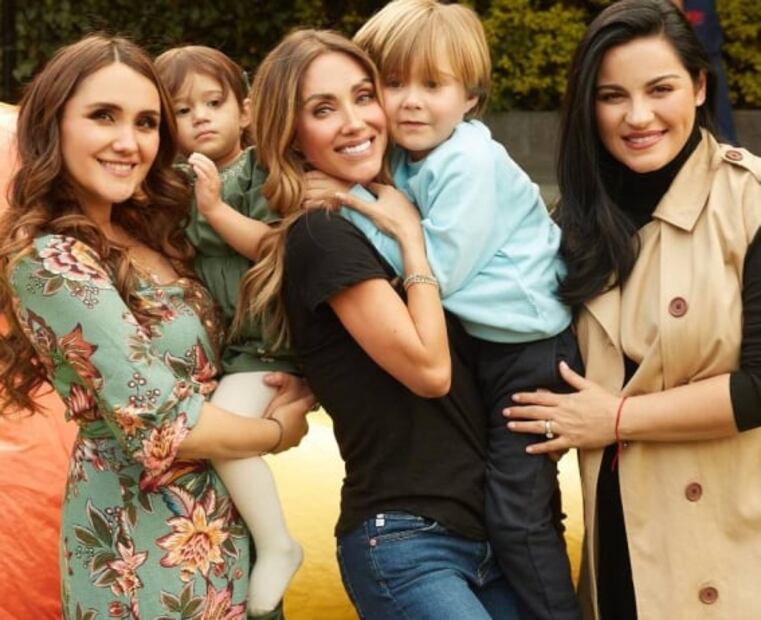 Con tiernas fotos, Anahí celebra el cumpleaños de su "bebé más chiquitito"