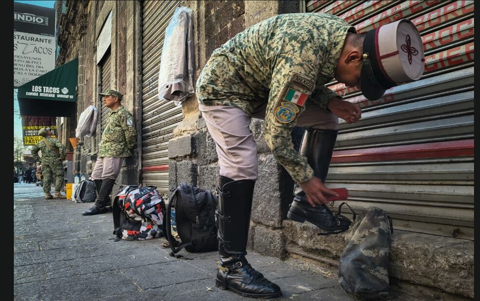 Elementos del Ejército mexicano se preparan para participar en el desfile cívico-militar por el 115 aniversario del inicio de la Revolución Mexicana, que este año cambia de ruta y culminará en el Monumento a la Revolución en la Ciudad de México, el jueves 20 de noviembre de 2025. Foto: Luis Camacho/EL UNIVERSAL