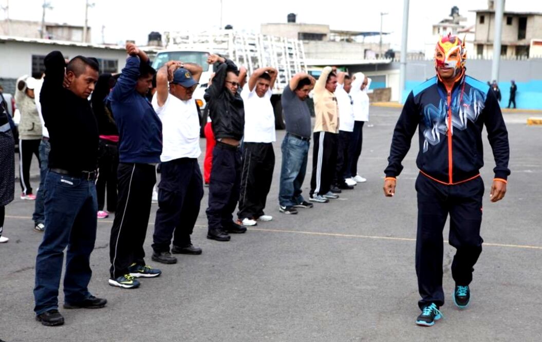 Para aprender a someter a los delincuentes, policías de la delegación Iztapalapa son entrenados por luchadores profesionales. Foto: @Del_Iztapalapa