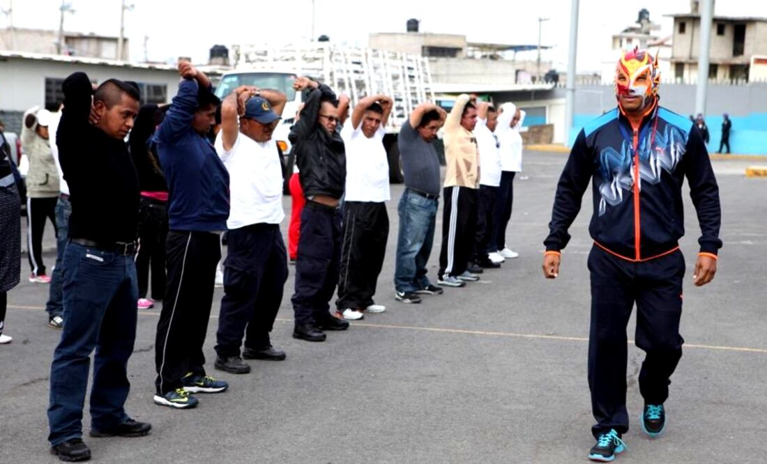 Para aprender a someter a los delincuentes, policías de la delegación Iztapalapa son entrenados por luchadores profesionales. Foto: @Del_Iztapalapa
