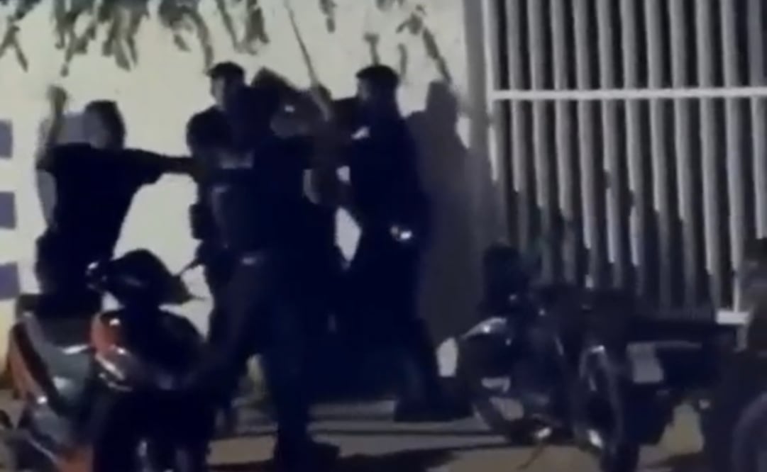 Policías municipales golpean a aficionados en Villaflores, Chiapas; alcaldesa revisará la actuación de los agentes.
Foto: Especial.