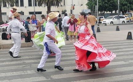 Integrantes de la Danza Folklórica UAM bailan en las calles; piden apoyo para viajar y presentarse en Rusia