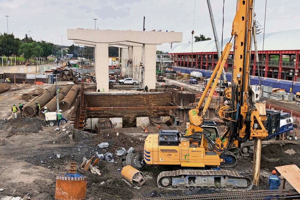 En algunos puntos ya pueden observarse las columnas que formarán el tramo elevado del trolebús que, según el presidente López Obrador, se inaugurará en junio de 2024. Foto: Diego Simón / EL UNIVERSAL
