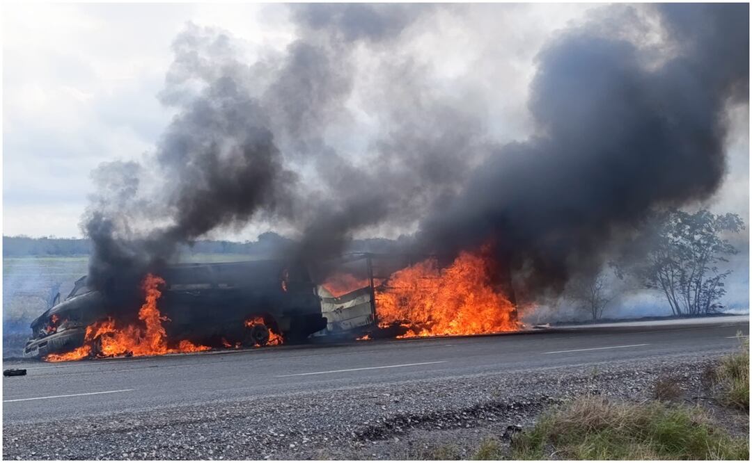 En el municipio de San Fernando, una camioneta se incendió en el kilómetro 240 de la carretera Victoria-Matamoros (3/01/2025). Foto: Especial