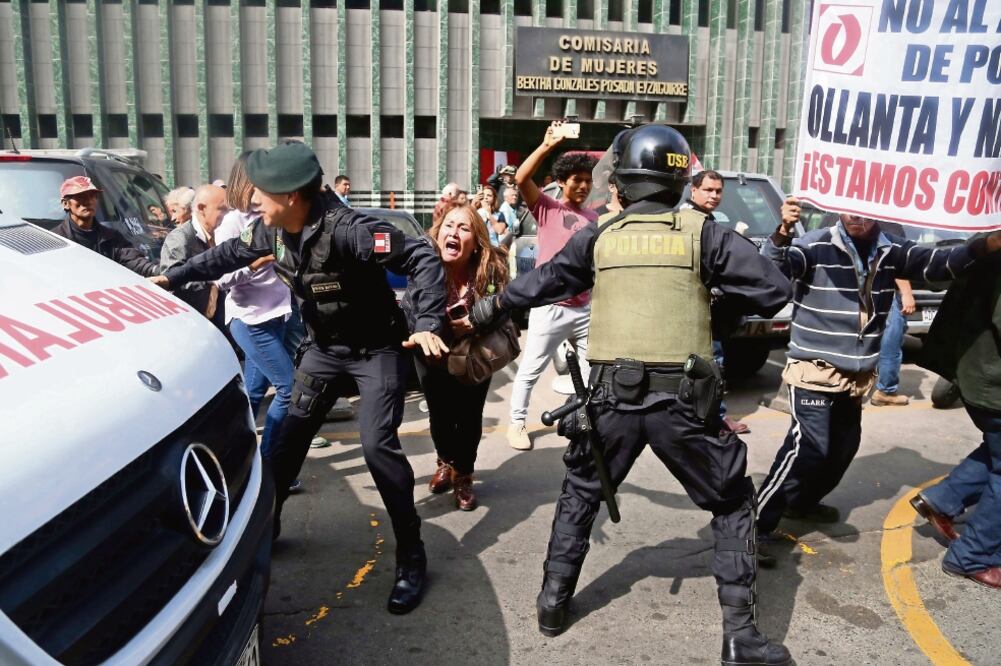 Simpatizantes del ex presidente Ollanta Humala protestaron ayer durante el traslado de éste a prisión por el caso Odebrecht, en las calles de Lima, Perú. (SEBASTIAN CASTANEDA. REUTERS)