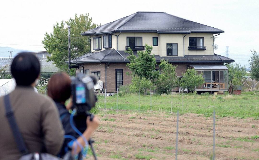 Equipo de televisión filma la casa donde un hombre armado se atrincheró, en Nakano, prefectura de Nagano. Foto: EFE