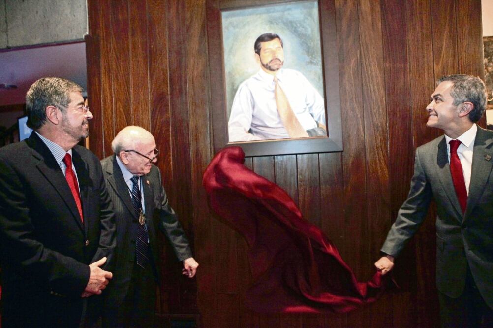 El doctor Juan Ramón de la Fuente (izq.) fue homenajeado en el Instituto Mexicano de Cultura, donde el jefe de Gobierno de la Ciudad de México, Miguel Ángel Mancera (der.), develó un cuadro del ex rector de la UNAM (VALENTE ROSAS. EL UNIVERSAL)