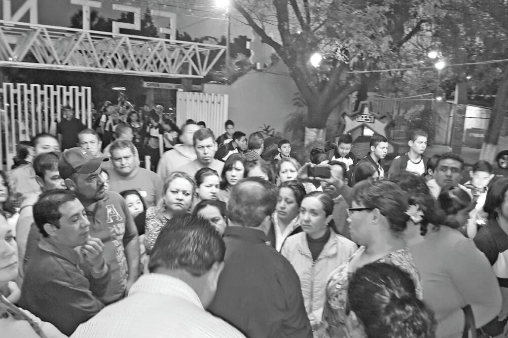 En Tamaulipas, luego de que se divulgó en redes un mensaje que advertía de masacre en la decundaria "Álvaro Obregón", padres de familia pidieron apoyo a las autoridades educativas, quienes activaron el programa Mochila Segura. (ROBERTO AGUILAR. EL UNIVER)