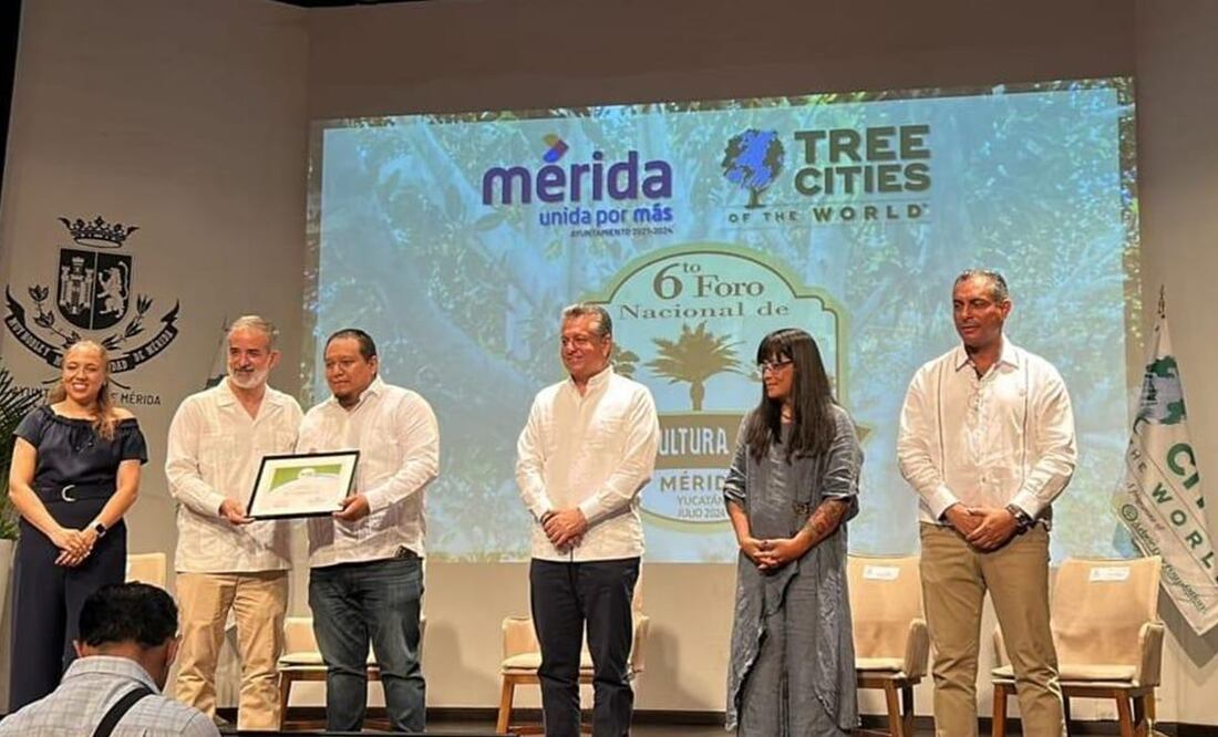 En representación de la alcaldesa Alfa González Magallanes, el director general de Servicios Urbanos, Sergio Iván Galindo recibió el distintivo Tree Cities of the World de la asociación Arbor Day Foundation. Foto: Especial