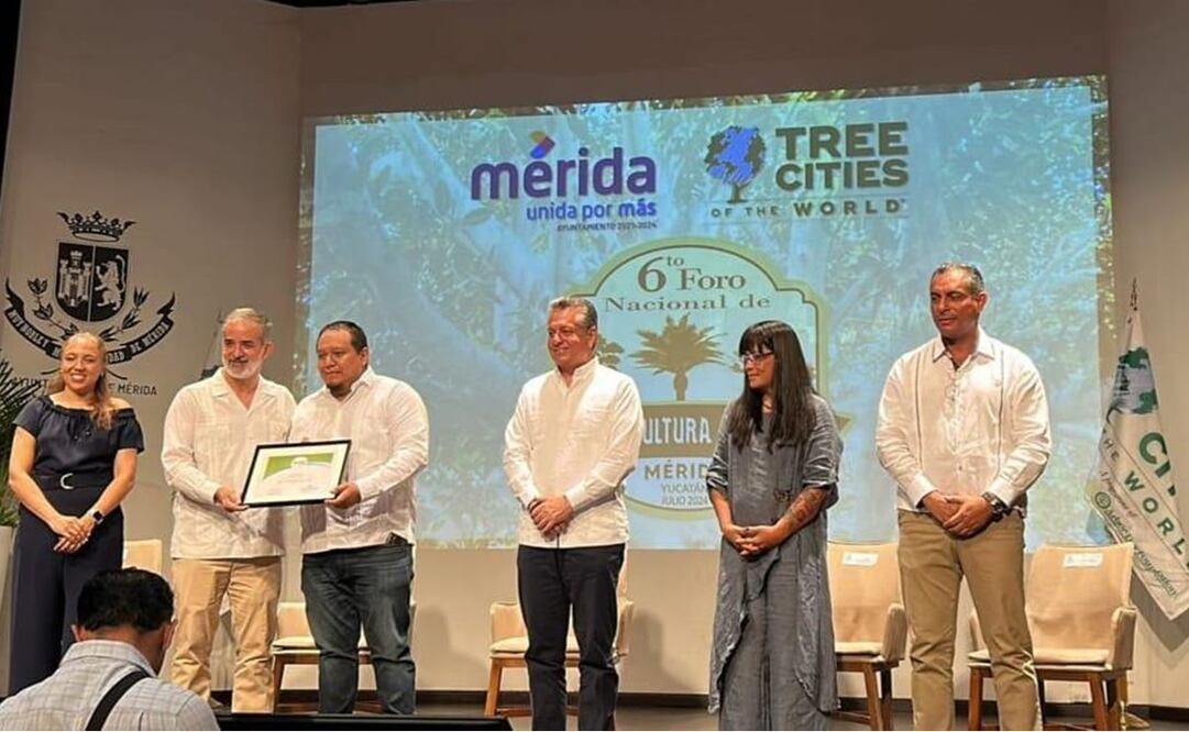 En representación de la alcaldesa Alfa González Magallanes, el director general de Servicios Urbanos, Sergio Iván Galindo recibió el distintivo Tree Cities of the World de la asociación Arbor Day Foundation. Foto: Especial