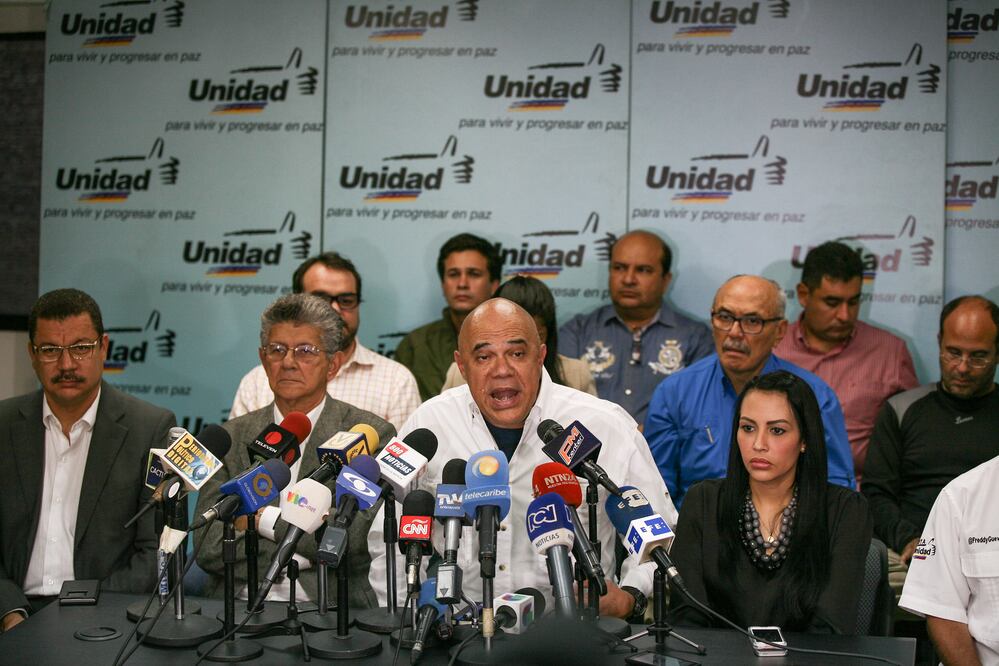 Jesús Torrealba, secretario ejecutivo de la Mesa de la Unidad Democrática (MUD), participa en una conferencia de prensa sobre la marcha opositora que se llevará a cabo el jueves en Caracas (Foto: Xinhua)