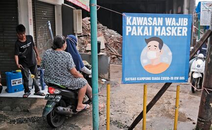 Limpiar baños públicos, castigo para infractores de medidas por Covid-19 en Indonesia