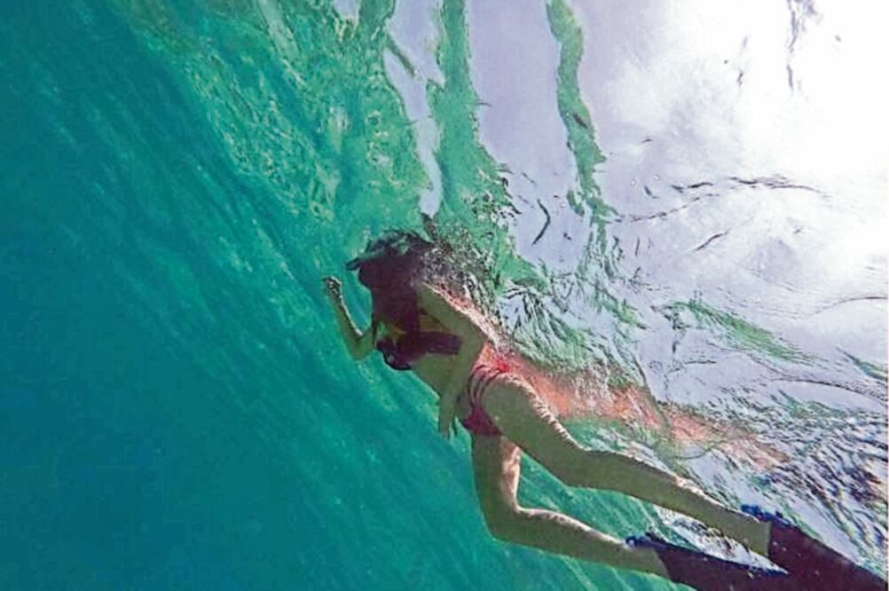 Larecién casada luce un bikini rojo en la fotografía (INSTAGRAM)