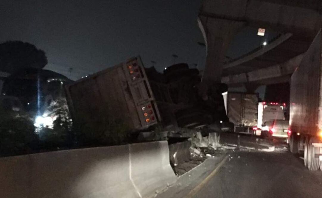 Vuelca tráiler en la México-Querétaro, a la altura de Perinorte