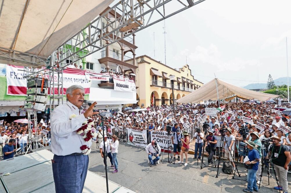 En San Andrés Tuxtla, López Obrador fue recibido principalmente por el magisterio, por lo que reiteró el apoyo que le brindan y enfatizó en el decálogo por la educación que lanzó en Oaxaca (VALENTE ROSAS. EL UNIVERSAL)