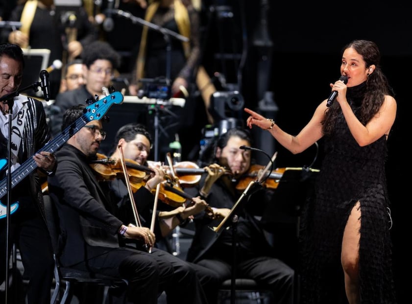Ximena Sariñana intérpretó "Mis sentimientos" junto a Los Ángeles Azules. Foto: Hugo Salvador/EL UNIVERSAL.