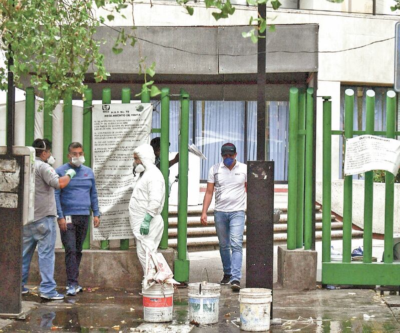 En el Hospital Regional Número 72, en Tlalnepantla, donde se han presentado contagios en el personal médico, ayer realizaron labores de sanitización. HUGO GARCÍA. EL UNIVERSAL