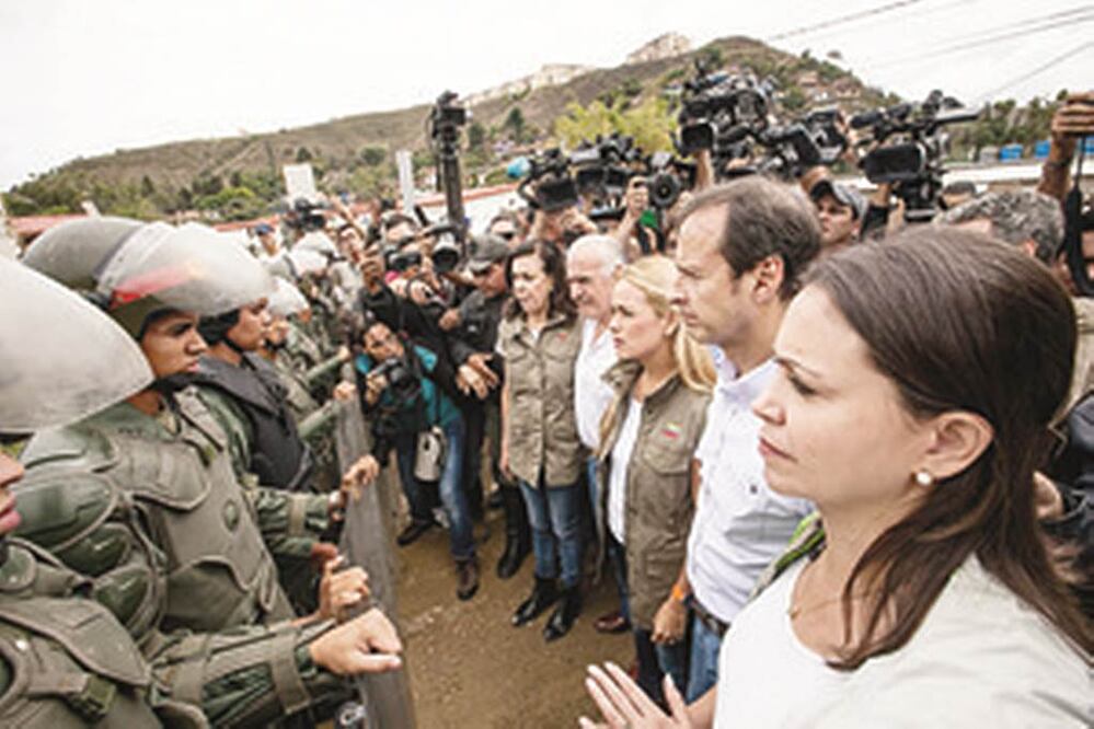 La opositora venezolana María Corina Machado, el ex presidente de Bolivia Jorge Quiroga, la esposa del opositor Leopoldo López, Lilian Tintori y el ex presidente de Colombia Andrés Pastrana Foto: EFE