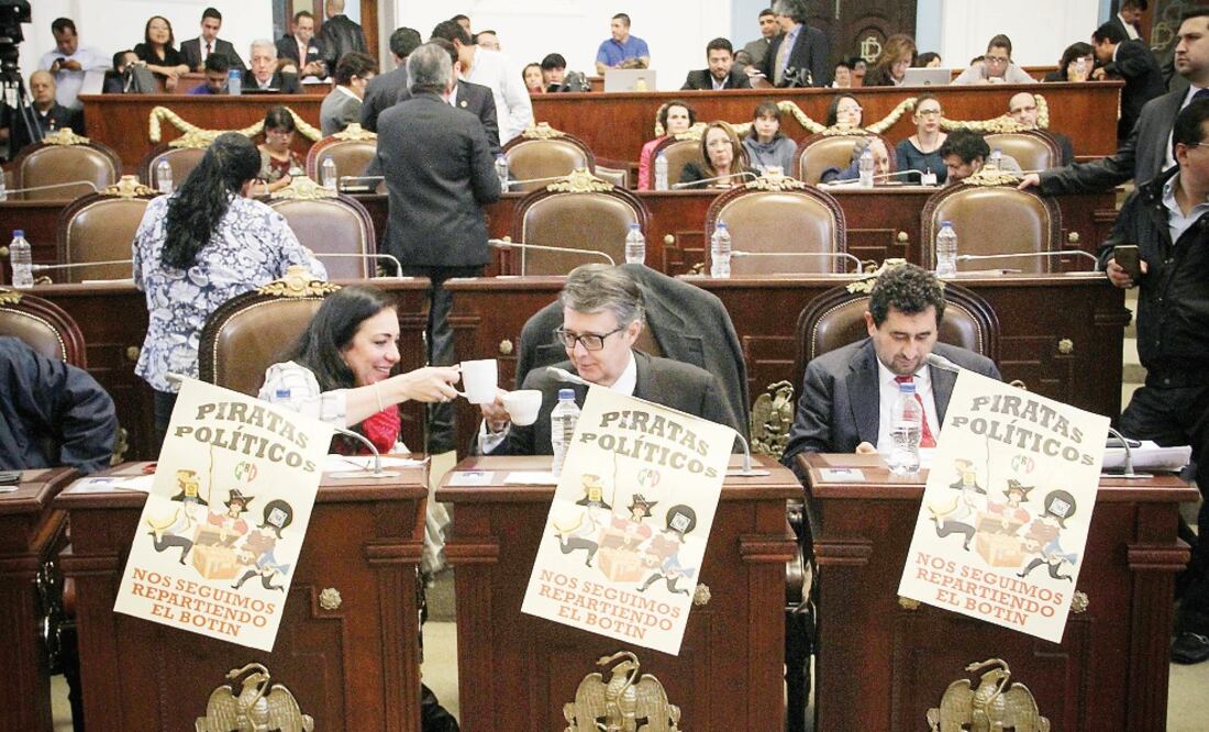 Los diputados María Eugenia Lozano y José Alfonso Suárez del Real, ambos de Morena, brindan con su taza de cafe; a un lado de ellos, César Cravioto (JUAN BOITES. EL UNIVERSAL)