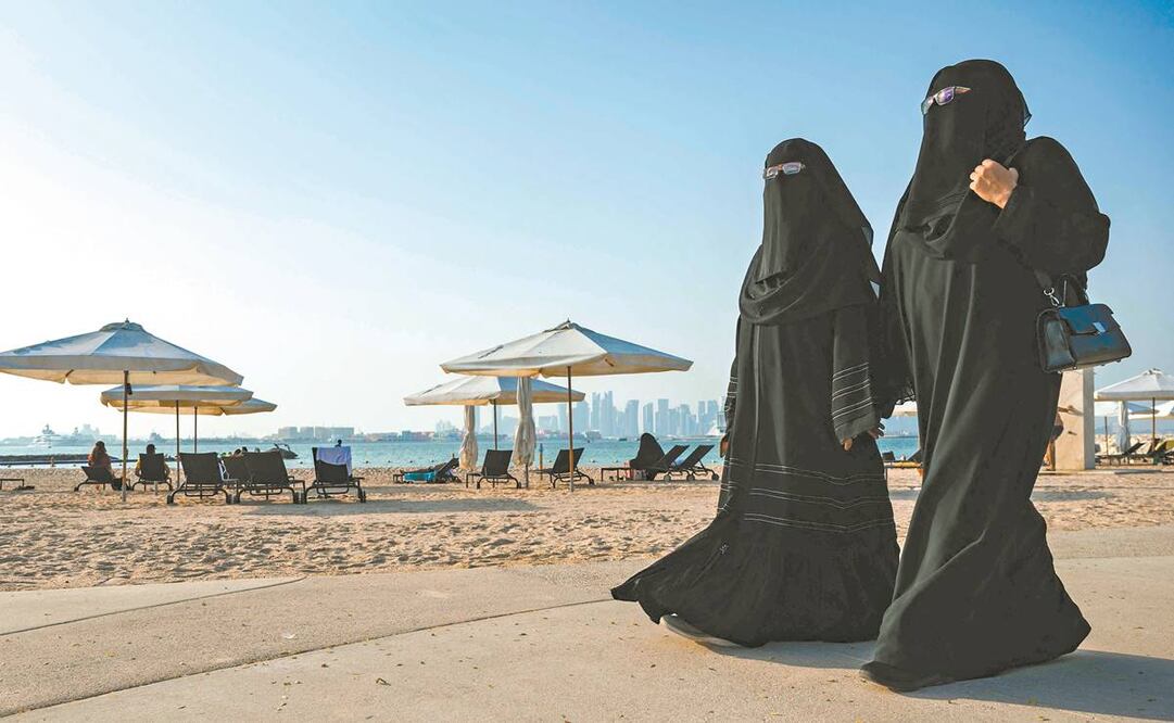 Qataríes en una playa cerca del Estadio 974, en Doha, el 13 de noviembre pasado. Foto: Andrej Isakovic/AFP