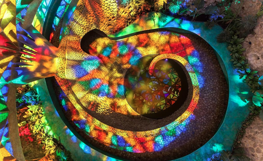 El Nido de Quetzalcóatl destaca por su estructura serpenteante y mosaicos iridiscentes integrados al entorno natural.

Foto: Parque Quetzalcóatl