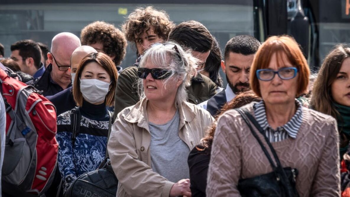Los expertos recomiendan que aunque no sientan síntomas, las personas deben incluir medidas de precaución para evitar la propagación del virus (Foto: Getty)
