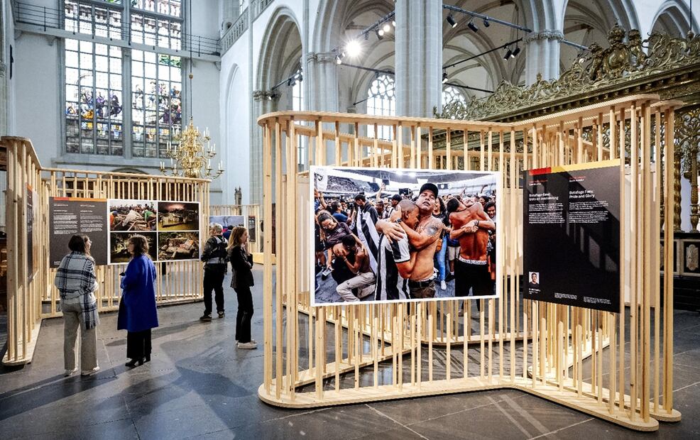 Visitantes observan la exposición World Press Photo en la Nieuwe Kerk de Ámsterdam, Países Bajos, el 17 de abril de 2025. Foto: EFE