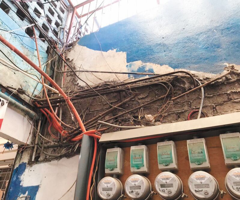 Los comerciantes reconocieron que muchas veces ellos realizan la bajada de luz a sus puestos por falta de apoyo de la CFE. EMILIO FERNÁNDEZ. EL UNIVERSAL