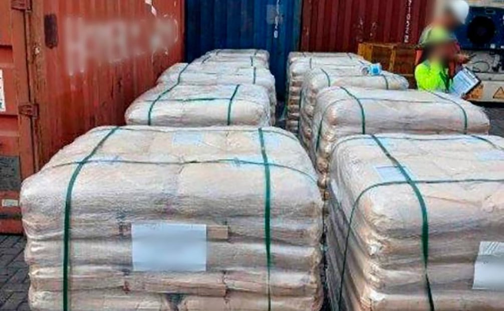 Aseguramiento de cargamento de más 54 mil kilogramos de dextrosa anhidra en la aduanas de Manzanillo, Colima, por agentes de la Secretaría de Marina (Semar), la Agencia Nacional de Aduanas de México (ANAM) y la Secretaría de Seguridad y Protección Ciudadana (SSPC). Foto: Especial