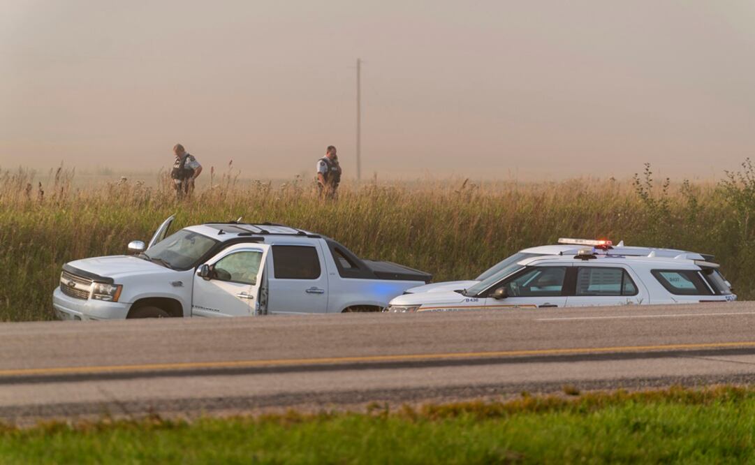 La policía y los investigadores se reúnen en el lugar donde arrestaron a un sospechoso de apuñalamiento en Rosthern, Saskatchewan. Foto: AP 